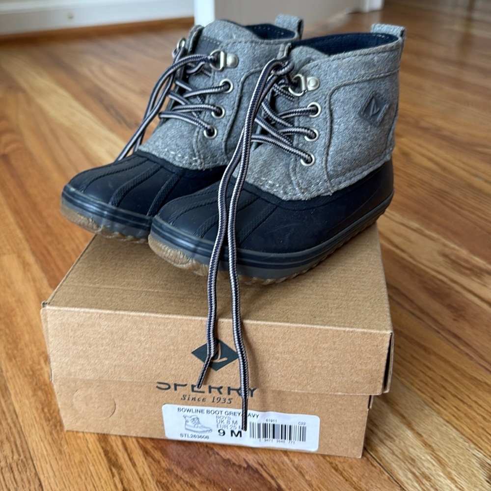 Sperry Kids Bowline Boot in Grey and Navy - Size 9